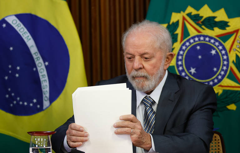 Lula ajeita papéis durante reunião no Palácio do Planalto