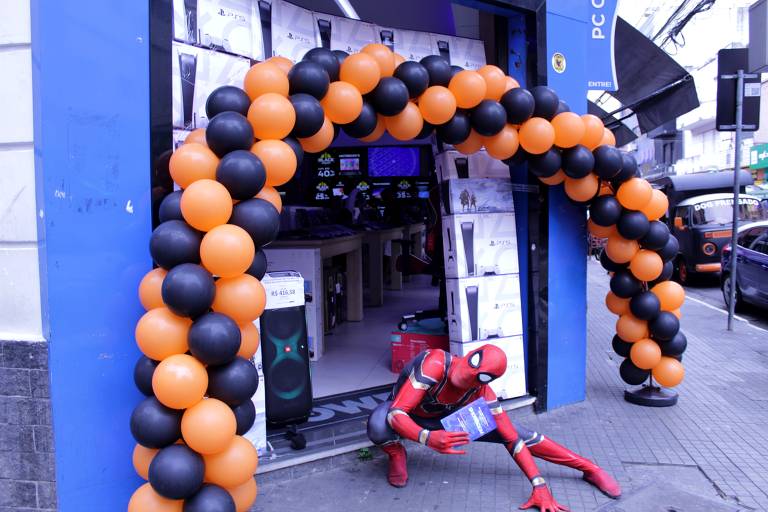 Animador fantasiado de homem-aranha chama clientes à loja de eletrônicos InPower na rua Santa Ifigênia