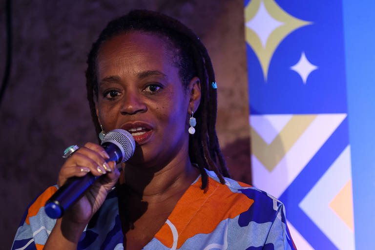 'A literatura salva a gente da úlcera', diz Eliana Alves Cruz em debate na Casa Folha