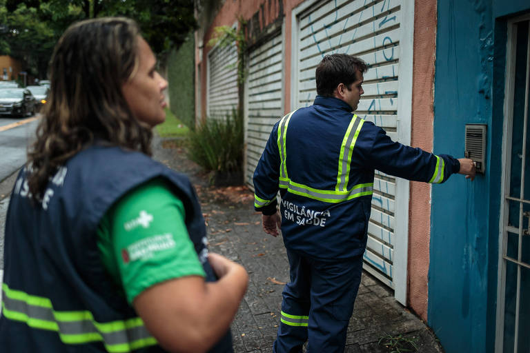 Agentes de combate a endemias da prefeitura de São Paulo durante ação casa a casa  no bairro Cidade Jardim, zona sul da capital