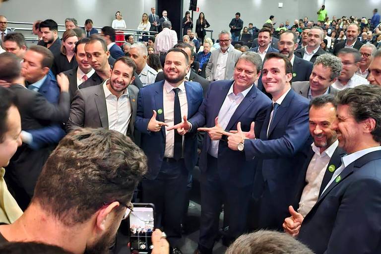 Tarcísio de Freitas com deputados do bloco bolsonarista da Alesp