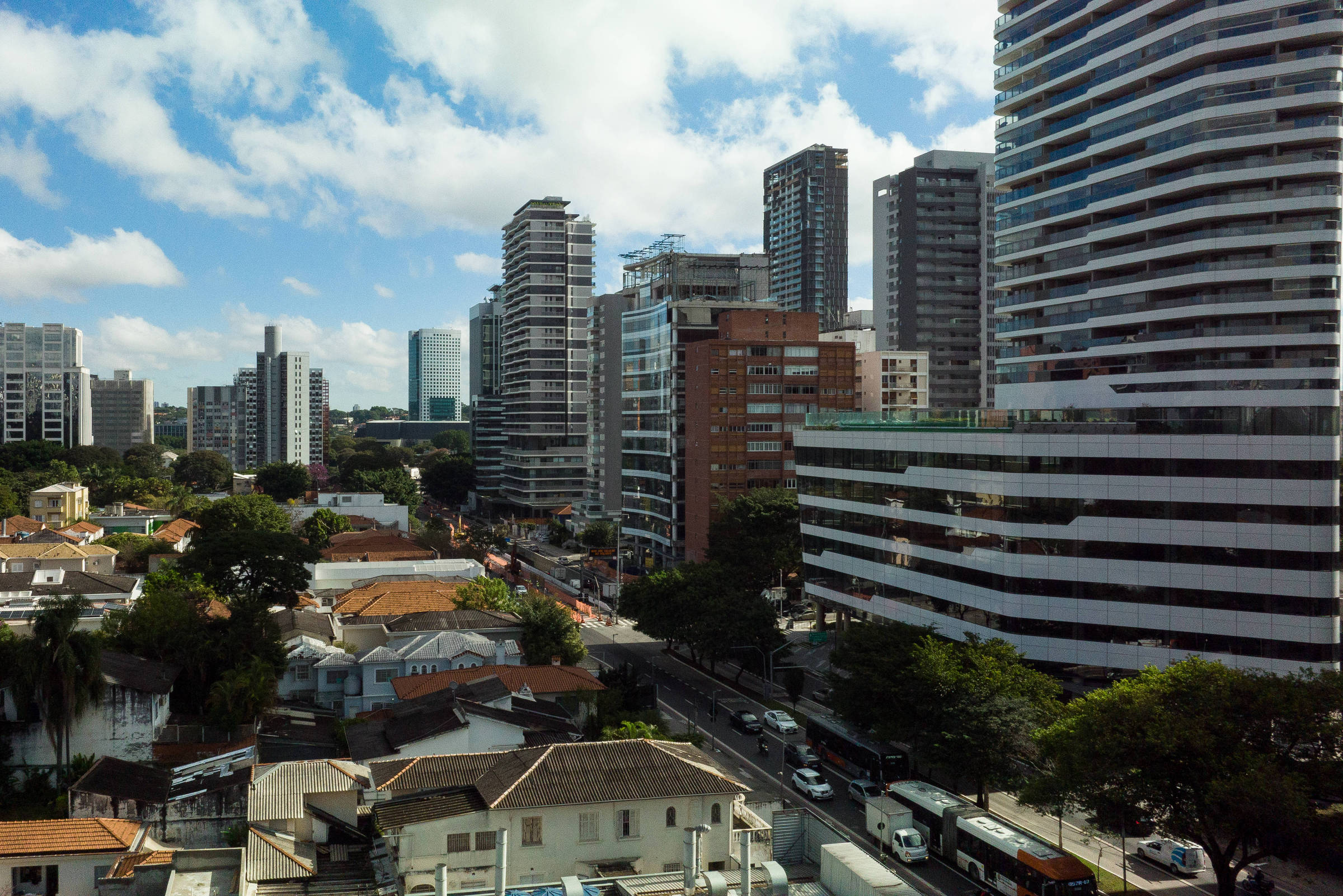 Jornal Informativo da Bahia - Grupo de estudantes utiliza Jardim