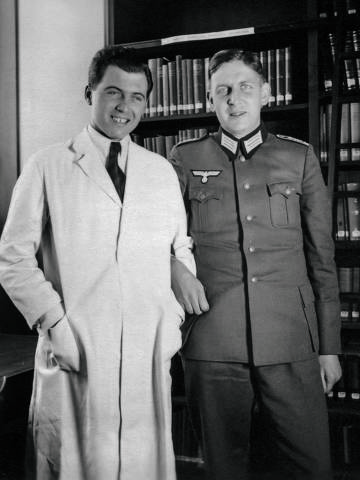 Instituto de Genética Humana e Higiene Racial de Frankfurt am Main, onde Mengele foi assistente de Otmar von Verschuer, em 1939 ou 1940. (Menguele à esquerda)