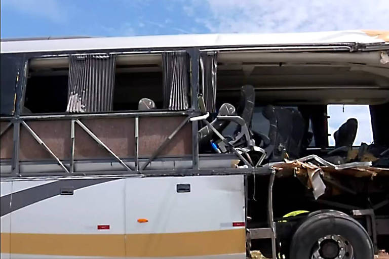 Acidente com ônibus em MG deixa ao menos 2 mortos e mais de 30 feridos