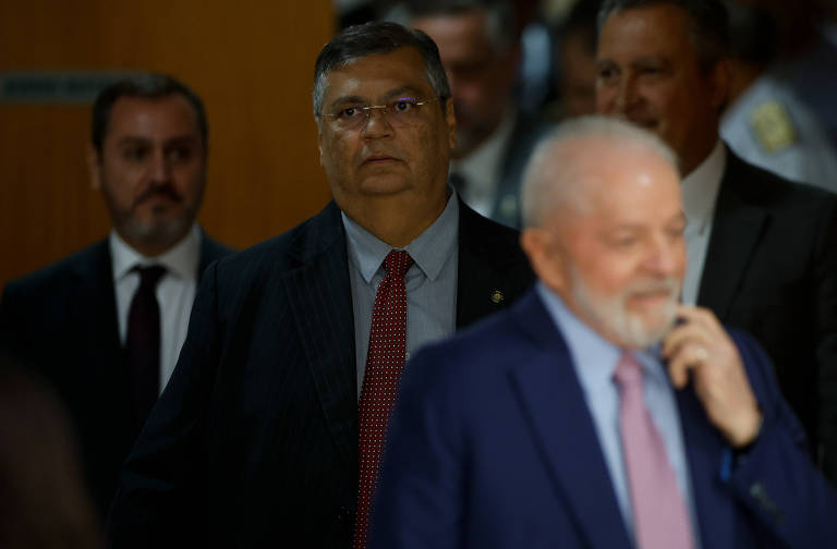 O presidente Lula (PT), junto do ministro da Justiça, Flávio Dino (PSB), participa de declaração à imprensa sobre as medidas de segurança para conter a criminalidade no estado do Rio de Janeiro, no Palácio do Planalto, em Brasília