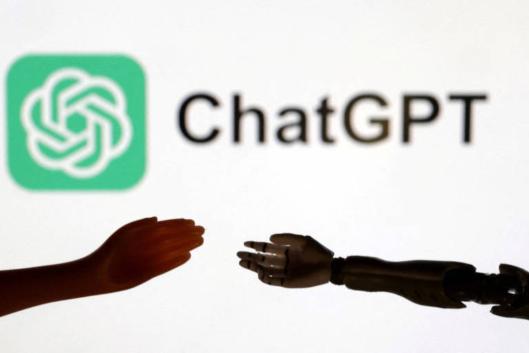 ilustração digital colorida mostra logo do chat GPT sobre um fundo branco e, em primeiro plano, uma mão humana se estende em direção a uma mão robótica