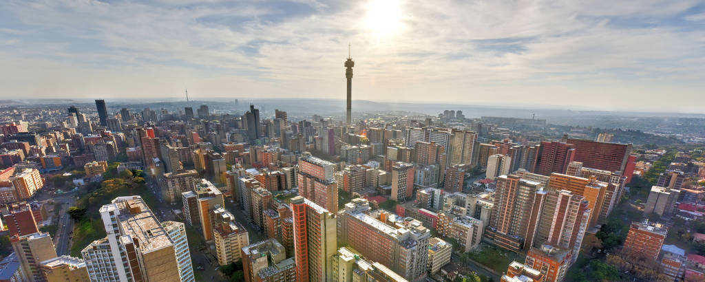A Hillbrow Tower pairando sobre o horizonte de prédios de Joanesburgo, na África do Sul