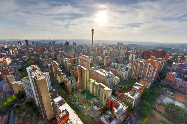 Panorama dos arranha-céus na região central da cidade de Joanesburgo, na África do Sul