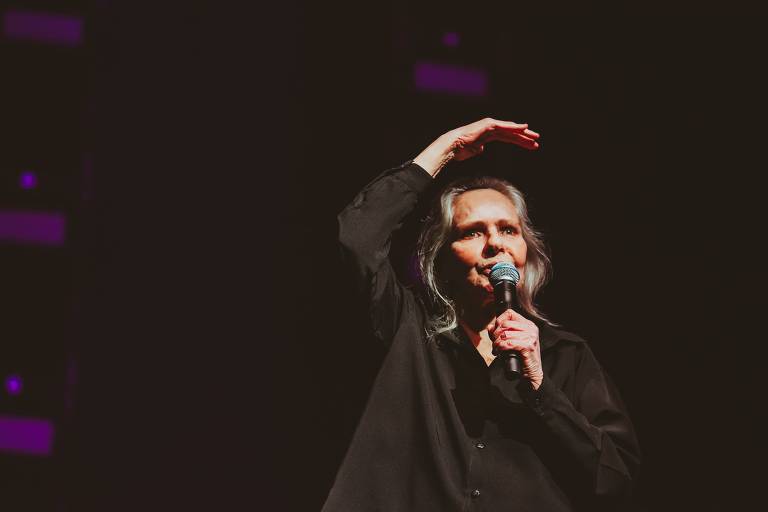 Angela Ro Ro durante show de Caetano Veloso em celebração ao disco 'Transa', de 1972, no qual ela tocou gaita