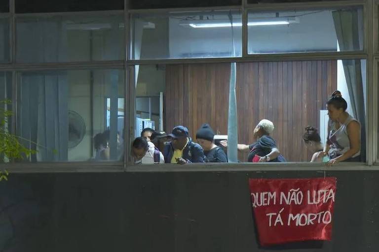 Grupo de manifestantes dentro do prédio