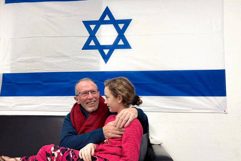 Famílias israelenses recebem 2º grupo de reféns divididos entre alívio e angústia
