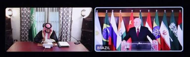 Detalhe da transmissão da cúpula virtual do grupo Brics, no momento em que Lula fala, ao lado do saudita Mohammed bin Salman, em 21 de novembro de 2023