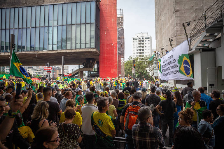 Manifestantes em frente a carro de som na avenida Paulista durante manifestação bolsonarista. Ao fundo, é possível ver parte do prédio do Masp