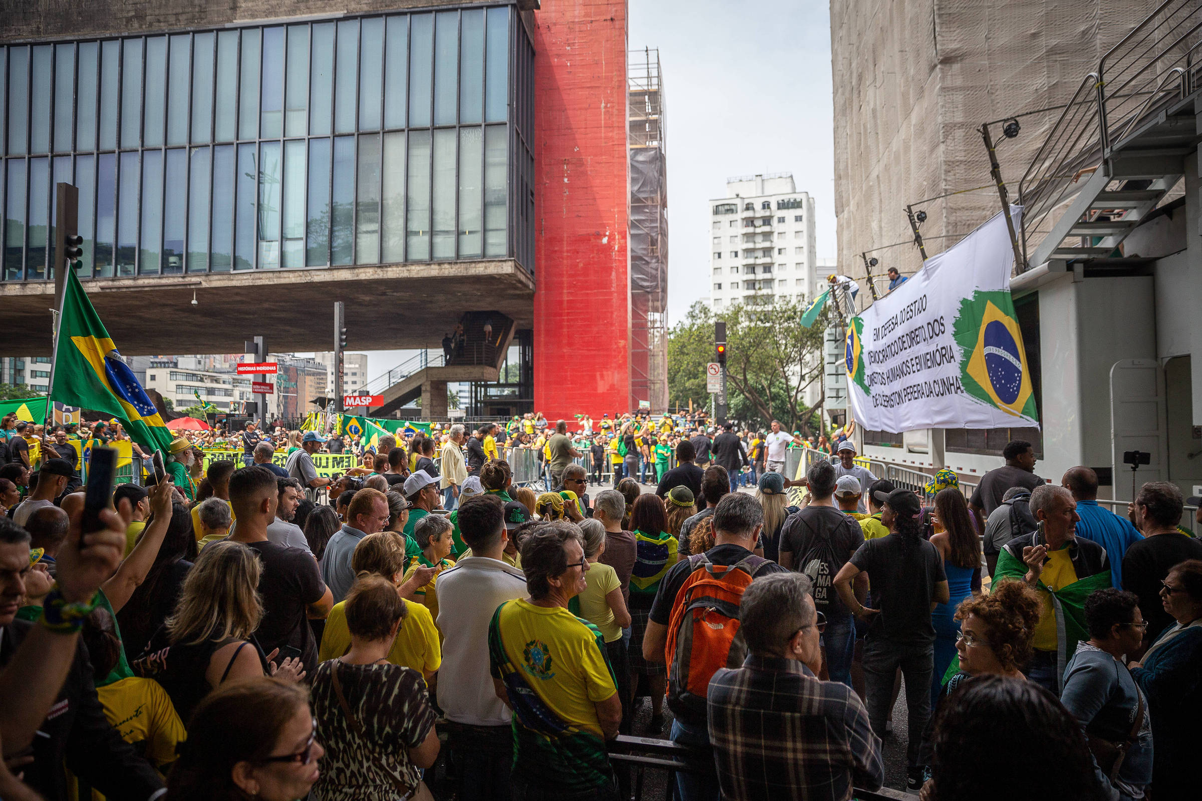 Centenas de pessoas fazem ato no Rio de Janeiro em defesa de