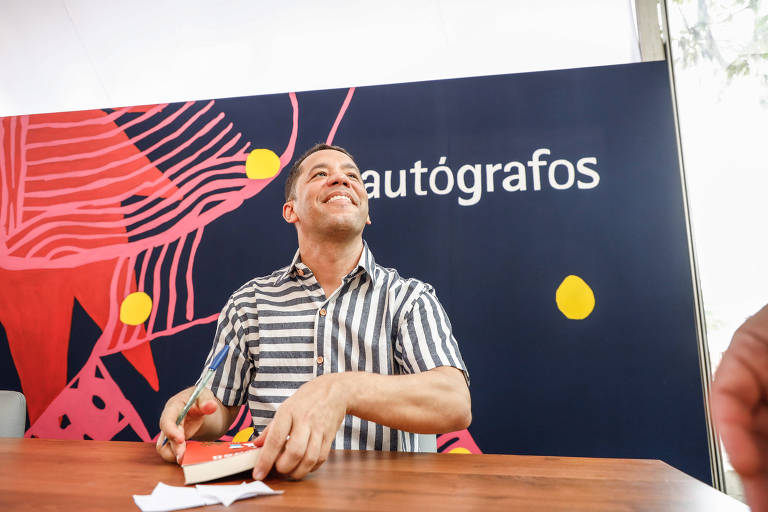 Fazer literário tem sentido coletivo, diz Itamar Vieira Junior na Flip