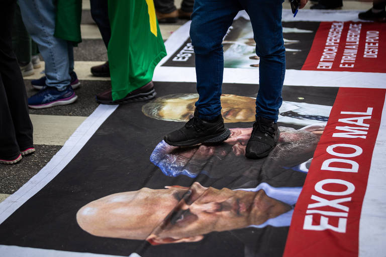 Faixa com o rosto de Alexandre de Moraes, ministro do STF, durante protestos de bolsonaristas na avenida Paulista, em São Paulo