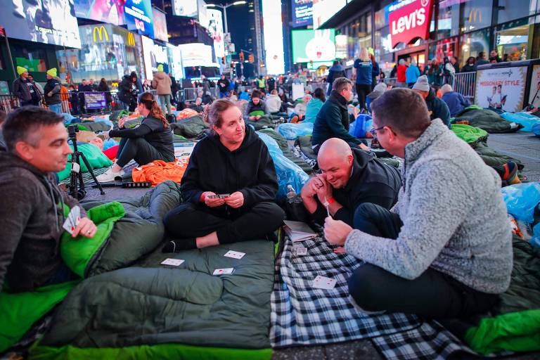 Centenas dormem na rua em Nova York em protesto contra falta de moradia