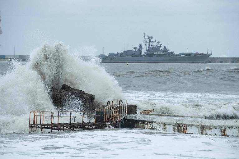 Navio de guerra russo na costa de Sochi durante a tempestade nesta segunda (27)