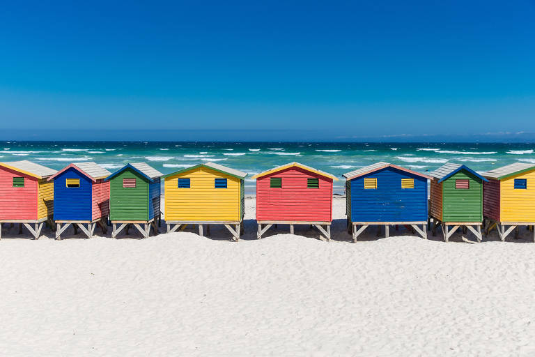 Casas coloridas enfileiradas na praia em Muizenvberg, na Cidade do Cabo