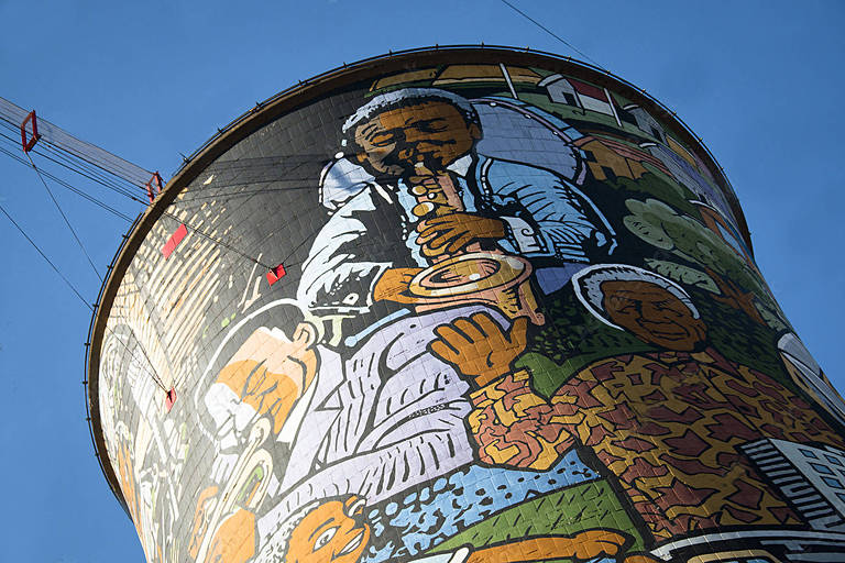 Torre pintada na região do Soweto, em Joanesburgo, na África do Sul