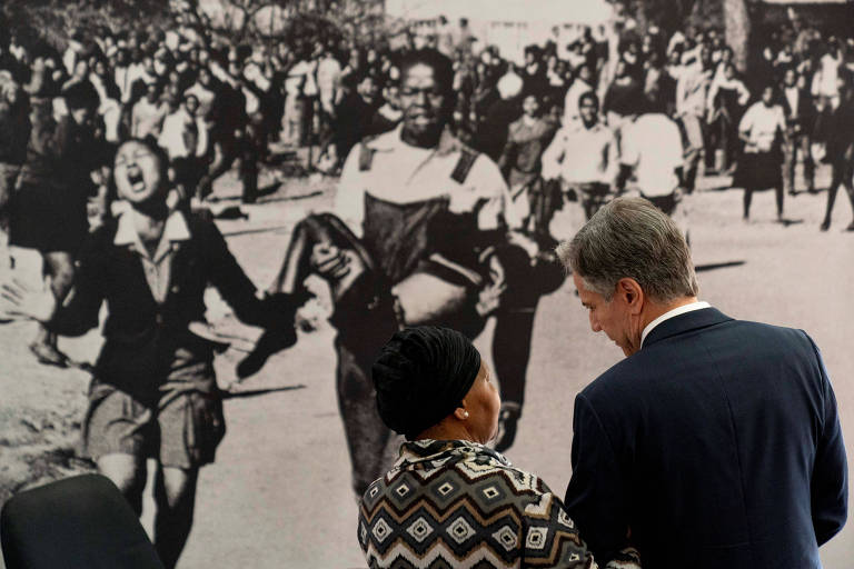 O secretário de Estado americano Antony Blinken junto de Antoinette Sithole, irmã do estudante Hector Pieterson, morto pela polícia do apartheid, em visita ao the Hector Pieterson Memorial, no Soweto