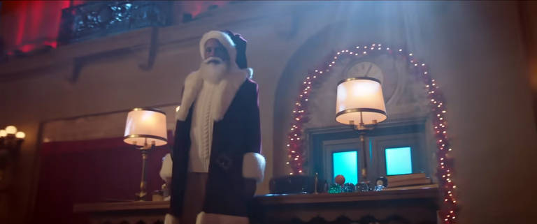 Cena do filme 'Travessuras de Natal' (2023) (Onde ver: Disney+)