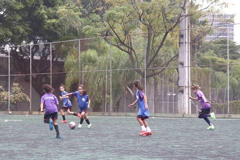 Atletas praticam futebol feminino, uma das modalidades do programa olímpico que podem receber auxílio financeiro do Bolsa Atleta Rei Pelé, Cidade de São Paulo 2023 