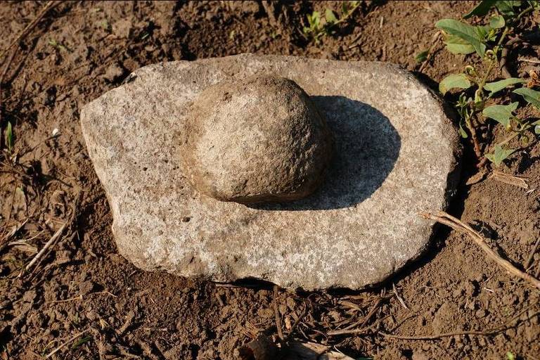 Entre os artefatos achados, estão pedras usadas na moagem de grãos, fragmentos de cerâmica e itens de bronze