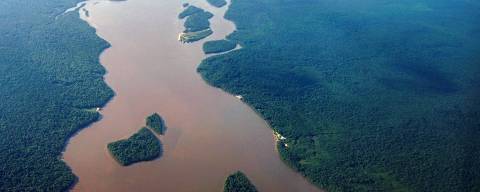 (FILES) Aerial view showing the Essequibo River running in a section of the Amazon rainforest in the Potaro-Siparuni region of Guyana, taken on September 24, 2022. Guyana has summoned Venezuela's ambassador to protest a move by Caracas to hold a referendum on the fate of a disputed border region rich in oil, Foreign Minister Hugh Todd told AFP on September 25, 2023. (Photo by Patrick FORT / AFP)