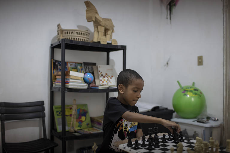 Adriano Álvaro de Melo, 7, tem altas habilidades e quer construir robôs