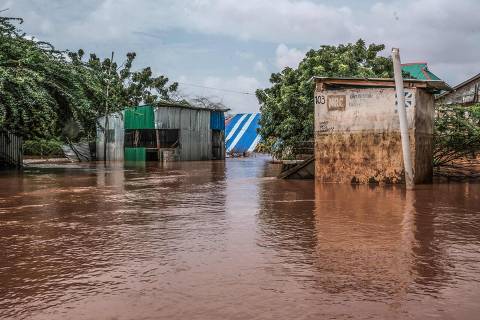 Houses and shops are seen covered on water at a flooded area in Dolow on November 25, 2023. East Africa is experiencing torrential rainfall and floods linked to El Nio climate pattern. Hundreds of thousands have been forced to flee their homes after the devastating floods caused by the heavy rains struck parts of the Horn of Africa, exacerbating the already existing humanitarian crisis in Somalia. (Photo by Hassan Ali Elmi / AFP)