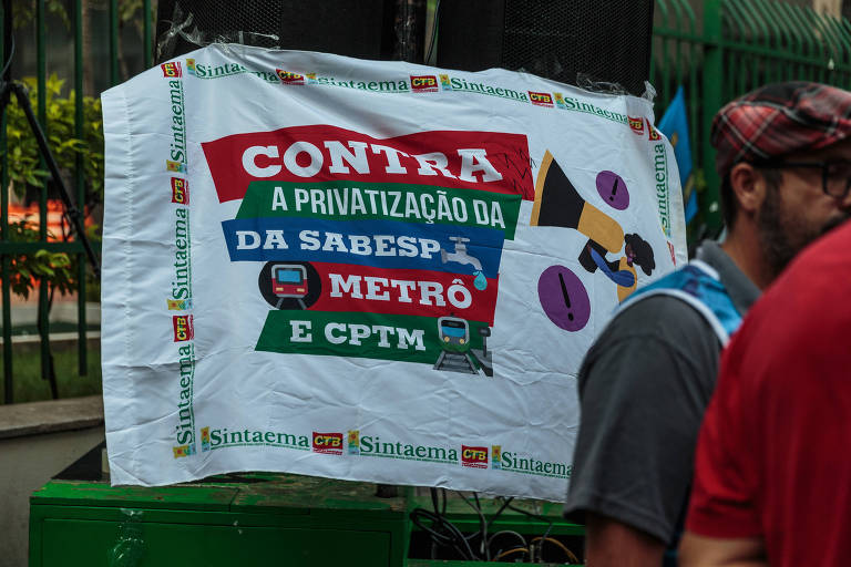 Cartaz colocado por manifestantes durante protesto no centro de São Paulo organizado por sindicatos contra os projetos de privatização do governo estadual 
