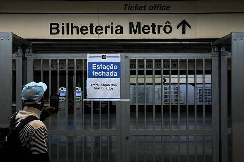 Trens circulam em trecho reduzido e metrô amanhece fechado em dia de greve em SP