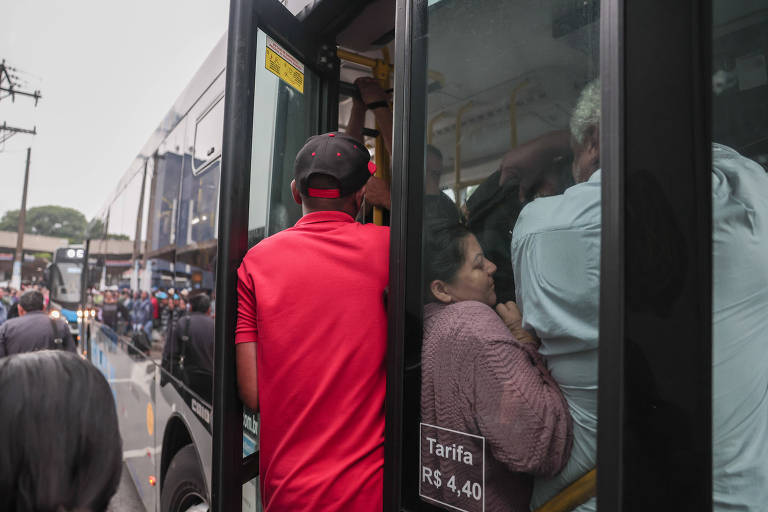 Passageiros brigam para pegar ônibus durante greve em São Paulo