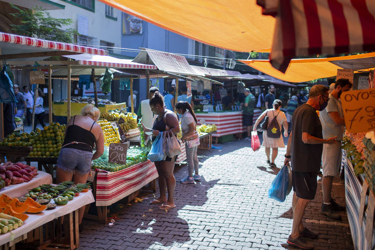 Consumidores compram alimentos em feira livre no Catete, zona sul do Rio de Janeiro