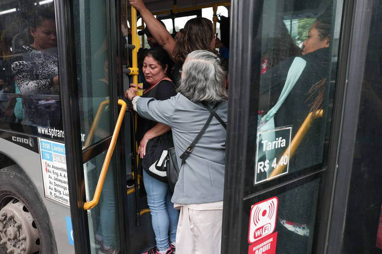 Passageiros tentam embarcar em ônibus na estação Jabaquara durante greve unificada os trabalhadores de Metrô, CPTM (Companhia Paulista de Trens Metropolitanos), Sabesp, professores da rede pública e de servidores da Fundação Casa