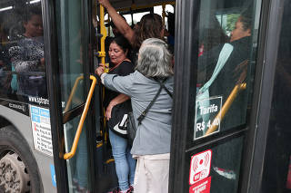 Passageiros se amontoam em ônibus lotado na estação Jabaquara durante greve