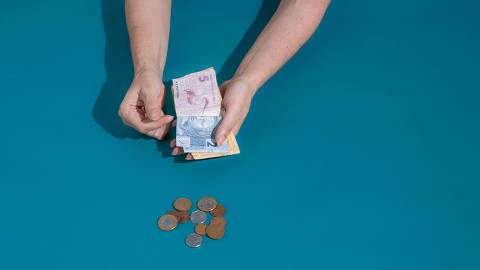 São Paulo, SP, Brasil, 04-10-2023: Produção de fotos genéricas para Mercado. Dinheiro, real, cédulas, moedas.  (foto Gabriel Cabral/Folhapress)