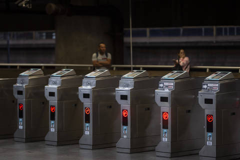 Adesão cai, e greve aumenta embate entre Tarcísio e sindicato dos metroviários