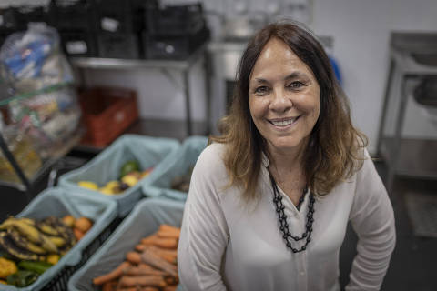 SÃO PAULO, SP, BRASIL, 17-10-2023: Na foto Luciana Chinaglia Quintão, fundadora da ONG Banco de Aimentos (OBA), dentro do estoque do mercado Saint Marchê, no Alto de Pinheiros, local de umas das coletas da ONG. (Foto: Bruno Santos/ Folhapress) *** FSP-SOCIAL + *** EXCLUSIVO FOLHA***