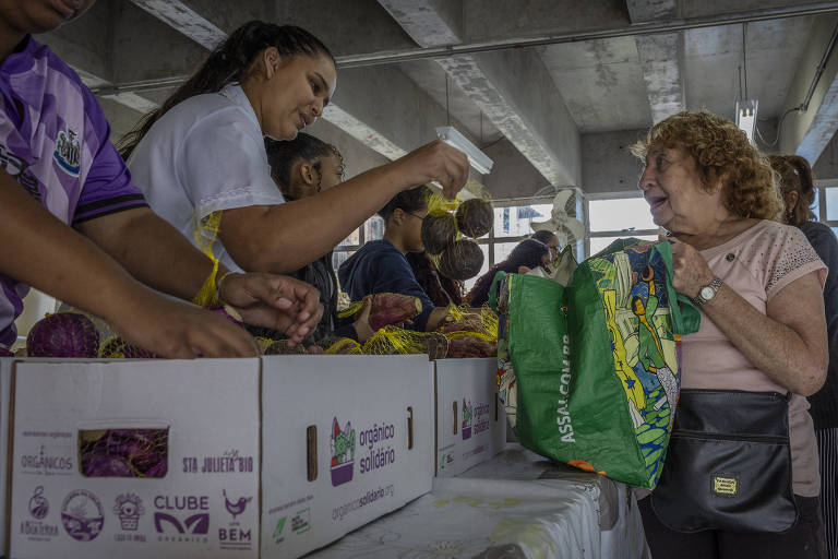 Feira livre da ONG Orgânico Solidário, no projeto Colo de Vó, que atende avós em situação vulnerável no Jardim Pantanal, em São Paulo