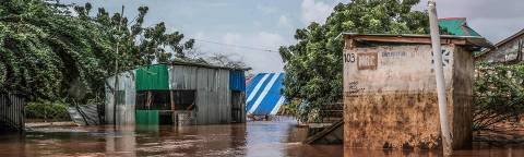 Houses and shops are seen covered on water at a flooded area in Dolow on November 25, 2023. East Africa is experiencing torrential rainfall and floods linked to El Nio climate pattern. Hundreds of thousands have been forced to flee their homes after the devastating floods caused by the heavy rains struck parts of the Horn of Africa, exacerbating the already existing humanitarian crisis in Somalia. (Photo by Hassan Ali Elmi / AFP)
