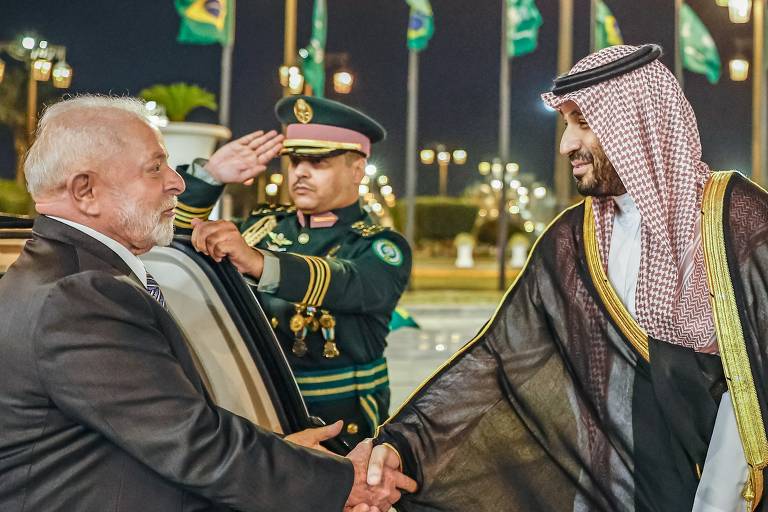 O presidente Luiz Inácio Lula da Silva (PT) cumprimenta o príncipe herdeiro da Arábia Saudita, Mohammed bin Salman, durante cerimônia oficial na chegada a Riad