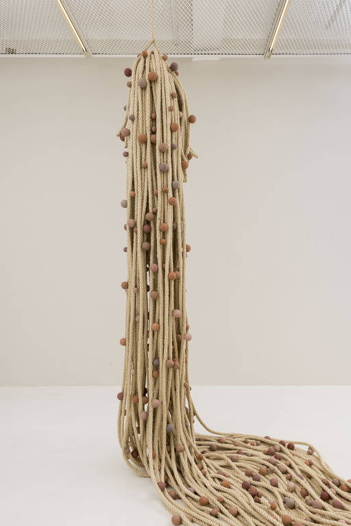 Aislan Pankararu, 'Feixes de Ondas Germinantes', 2023, corda de sisal e cerâmica