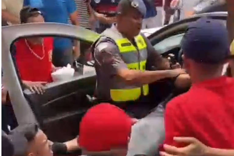 Homem é retirado de dentro de carro da PM e agredido na região da 25 de Março