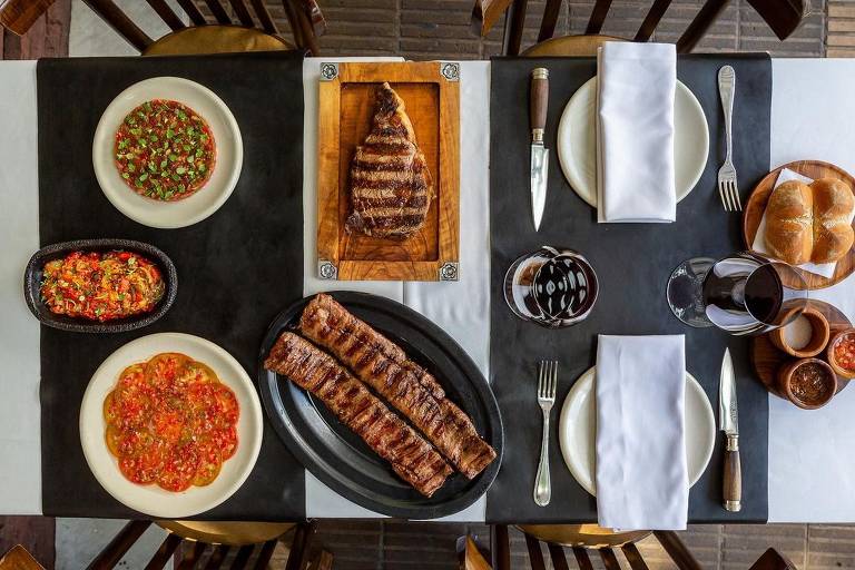 Mesa do restaurante argentino Don Julio, em Buenos Aires, um dos favoritos ao primeiro lugar do 50 Best América Latina em 2023