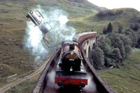 O Expresso de Hogwarts aparece no filme Harry Potter e a Câmara Secreta