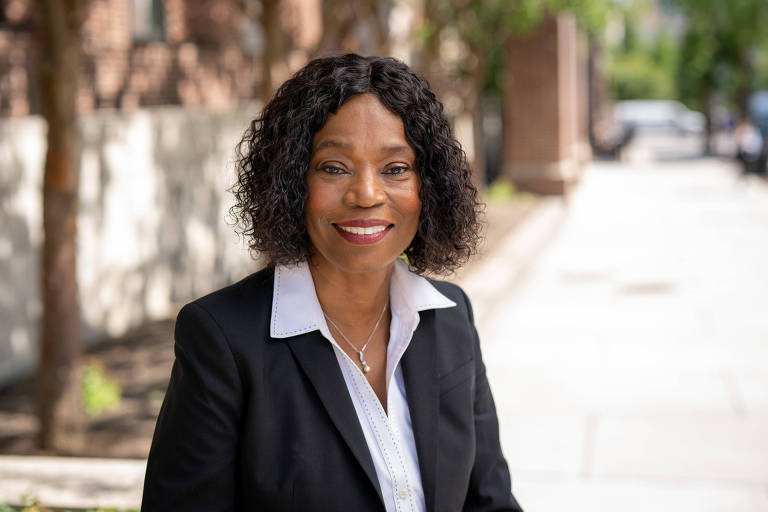 Professora de direito e filosofia da Universidade de Pensilvânia, nos EUA, no campus. Allen é uma mulher negra, de cabelos cacheados à altura dos ombros. Veste blazer e camisa branca