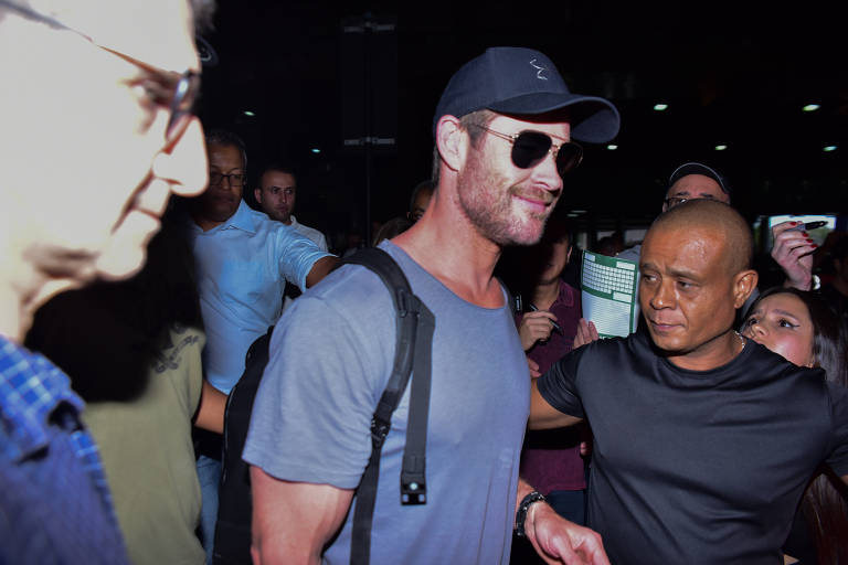 Chris Hemsworth desembarca em Guarulhos