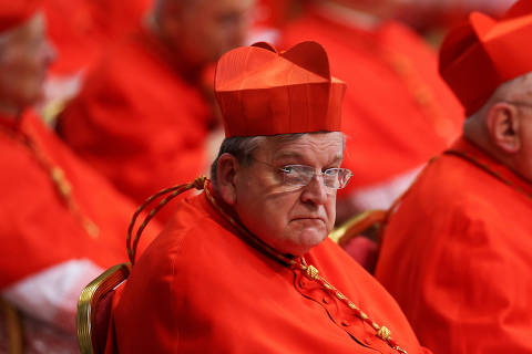 FILE PHOTO: Cardinal Raymond Leo Burke attends a consistory as Pope Francis elevates five Roman Catholic prelates to the rank of cardinal, at Saint Peter's Basilica at the Vatican, June 28, 2017. REUTERS/Alessandro Bianchi/File Photo ORG XMIT: ASB508